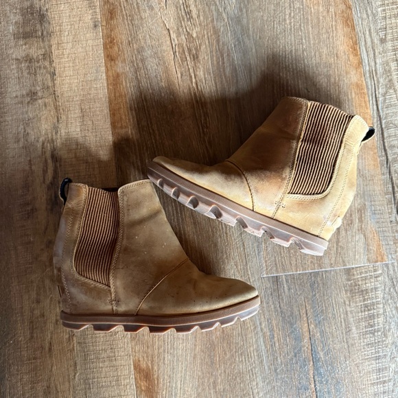 Sorel Joan Of Arctic Wedge II Chelsea Boot in Camel Brown - Picture 4 of 11
